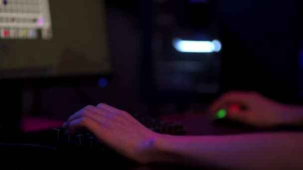 Gamer jogar jogo de computador, use rgb neon colorido teclado — Vídeo de Stock