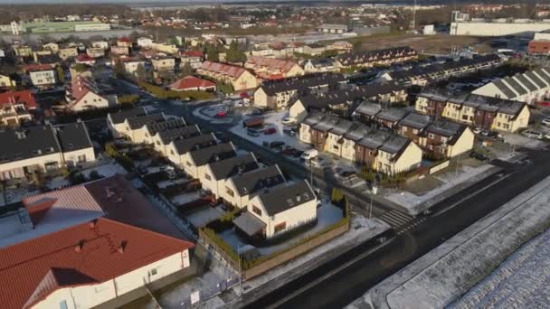 Vista aérea de la pequeña ciudad europea con barrio residencial moderno — Vídeos de Stock