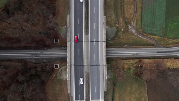 Samochody poruszające się po autostradzie, widok z powietrza — Wideo stockowe