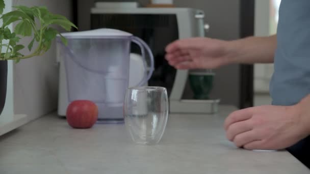 Man hälla vatten i glas — Stockvideo