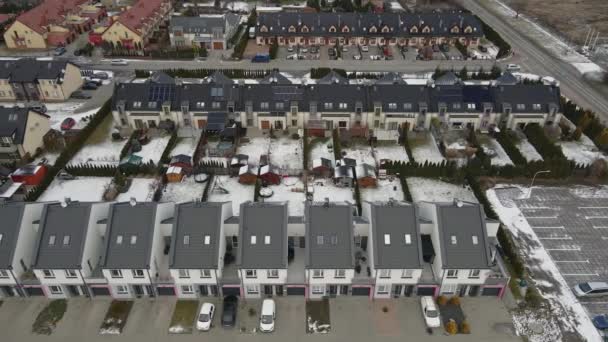 Flygfoto över liten europeisk stad med moderna bostadsområde förorten — Stockvideo