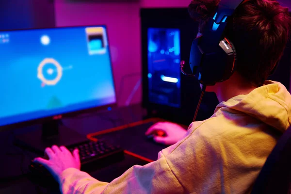 소년은 어두운 방에서 컴퓨터 비디오 게임을 키보드를 사용하고 사이버 스포츠 — 스톡 사진