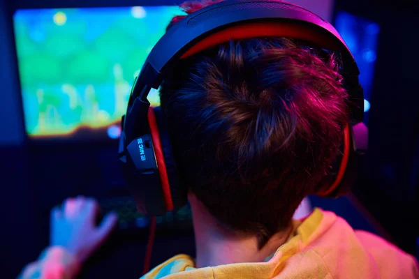 Πίσω Άποψη Του Έφηβος Αγόρι Παίζουν Ηλεκτρονικό Παιχνίδι Βίντεο Στο — Φωτογραφία Αρχείου