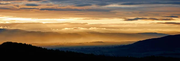 Pôr Sol Com Céu Nublado Dramático Sobre Forma Das Montanhas — Fotografia de Stock