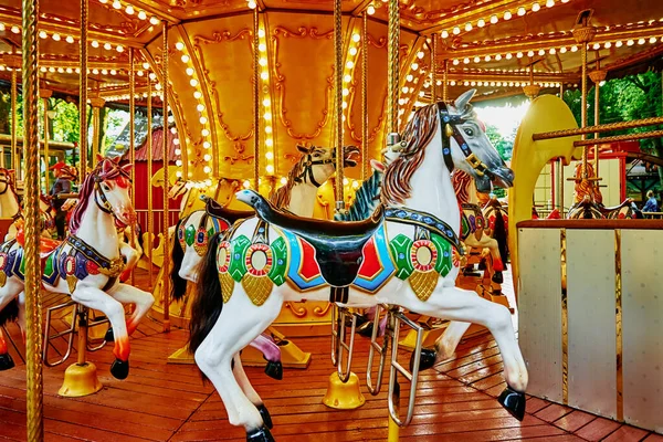 Carrossel de cavalo no parque de diversões — Fotografia de Stock