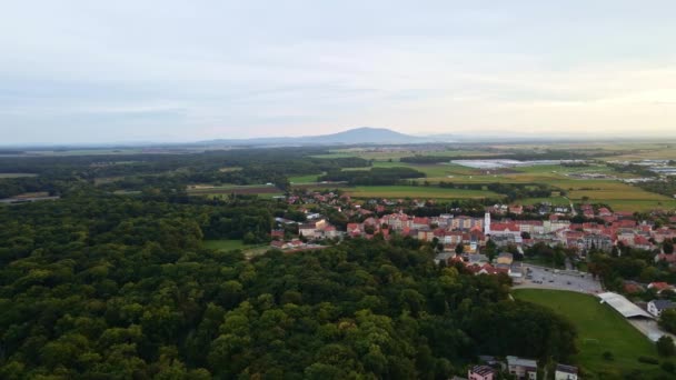 从空中俯瞰欧洲小镇 城市景观与住宅区 — 图库视频影像