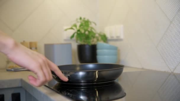 现代厨房用具女人的手打开感应炉做饭 感应或电灯泡上的手指触摸感应器按钮 — 图库视频影像