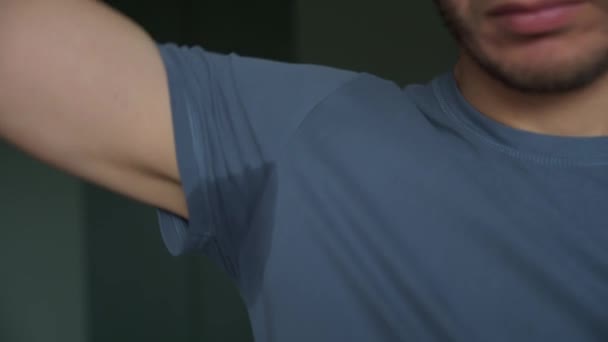 Mężczyzna Niebieskiej Koszulce Plamą Potu Pasie Problem Nadmiernej Potliwości — Wideo stockowe