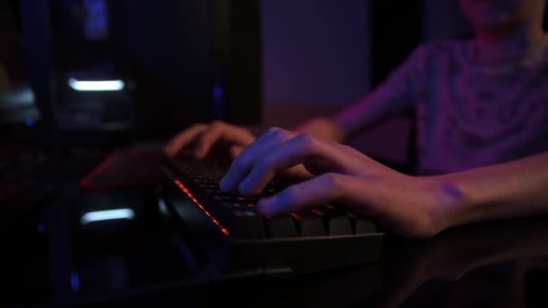 Nastolatek Gracz Grać Gry Komputerowe Ciemnym Pokoju Używać Neon Kolorowe — Wideo stockowe