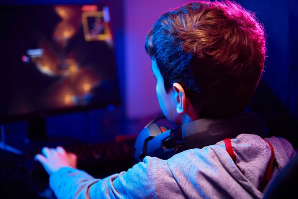 Αγόρι παίζει παιχνίδια στον υπολογιστή στο σπίτι, εθισμός στα τυχερά παιχνίδια — Φωτογραφία Αρχείου