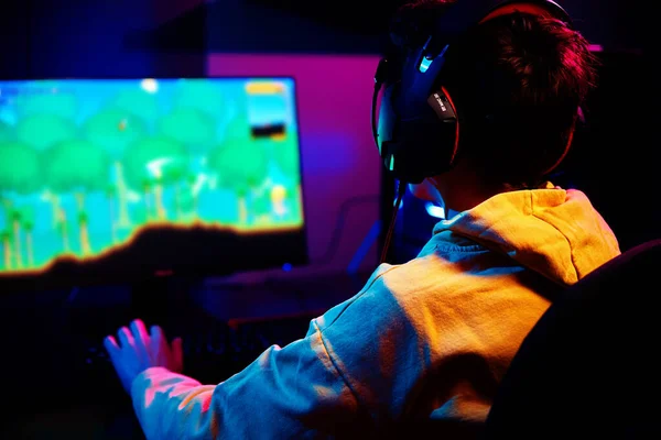 Gamer jugar juego de ordenador, utilizar el teclado de color neón rgb —  Fotos de Stock