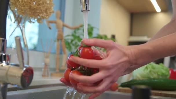 Mujer lavando tomate en fregadero de cocina — Vídeo de stock