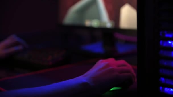 Gamer spela dataspel, använda rgb neon färgat tangentbord — Stockvideo