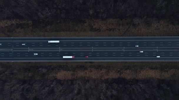 Letecký pohled na dálnici s jedoucími vozy — Stock video