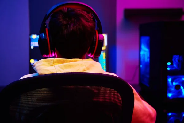 Παίκτης παιχνίδι υπολογιστή, χρήση rgb νέον χρωματιστό πληκτρολόγιο — Φωτογραφία Αρχείου