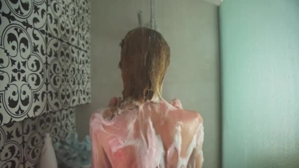 Mulher tomando banho no banheiro — Vídeo de Stock