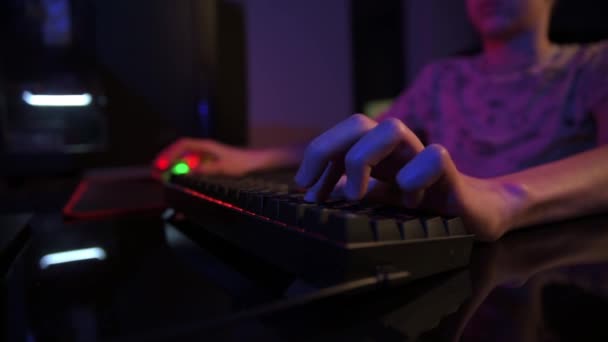 Hráč hrát počítačové hry, použijte rgb neon barevné klávesnice — Stock video