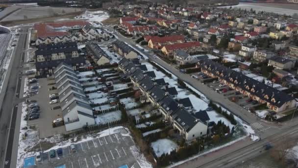 Letecký pohled na malé evropské město s moderní rezidenční čtvrtí — Stock video