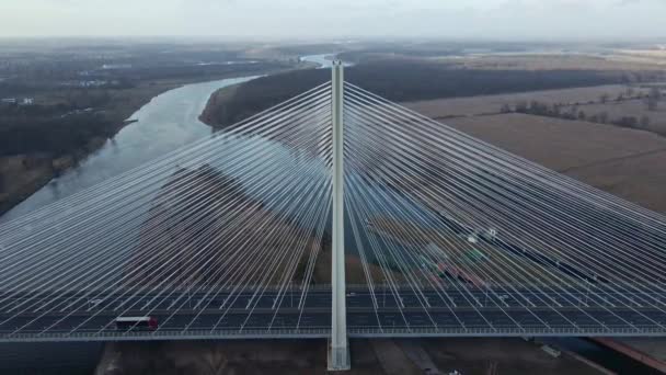 Große Brücke über Fluss mit Autoverkehr — Stockvideo