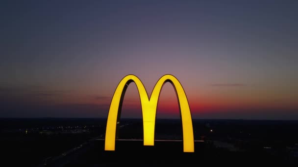 Логотип ресторану McDonalds на заході сонця, вигляд з повітря — стокове відео