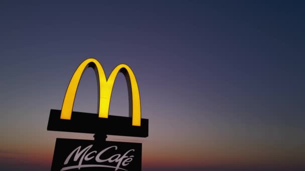 McDonalds restaurang logo vid solnedgången, flygbild — Stockvideo