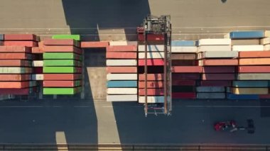 Konteynır deposu, hava manzaralı. Nakliye ve lojistik konsept