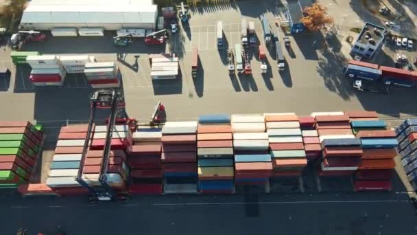 Containers magazijn, vanuit de lucht gezien. Scheepvaart en logistiek concept — Stockvideo