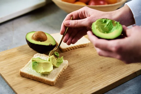 Aguacate maduro en manos de mujer, Desayuno saludable —  Fotos de Stock