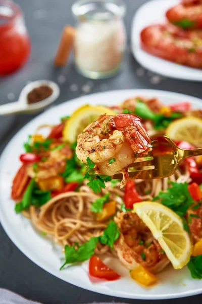 Revuelva fideos fritos con camarones, cocina asiática, soba cocida —  Fotos de Stock