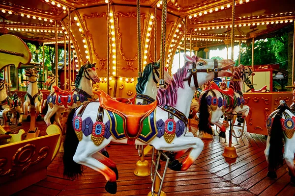 Carrusel de caballos en el parque de atracciones —  Fotos de Stock