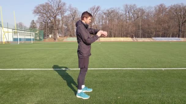 Hombre deportivo preparándose para correr al aire libre — Vídeo de stock