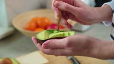 Olgun avokado kadınların elinde, sağlıklı kahvaltı.