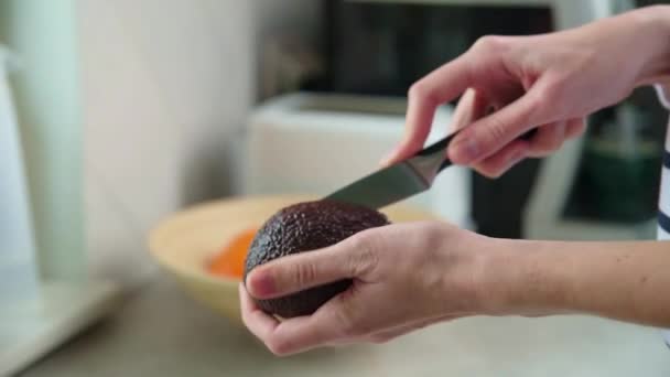 Спелый авокадо в женских руках, здоровый завтрак — стоковое видео