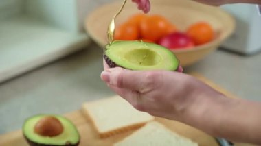 Olgun avokado kadınların elinde, sağlıklı kahvaltı.