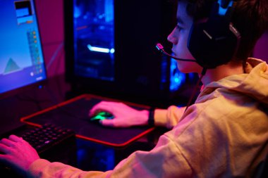 Çocuk evde bilgisayar oyunu oynuyor, oyun bağımlılığı.