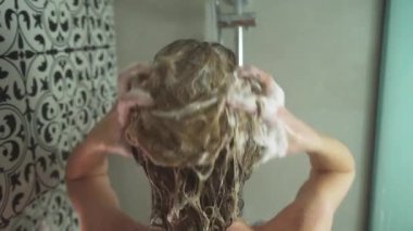 Kadın banyoda duş alıyor