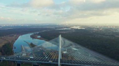 Nehrin üzerinde trafik olan büyük bir köprü.