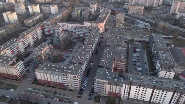 Вид с воздуха на жилой район в городе Европе — стоковое видео