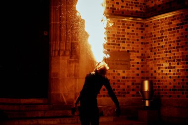 Fakir gece şehir caddesinde performans sergiliyor.