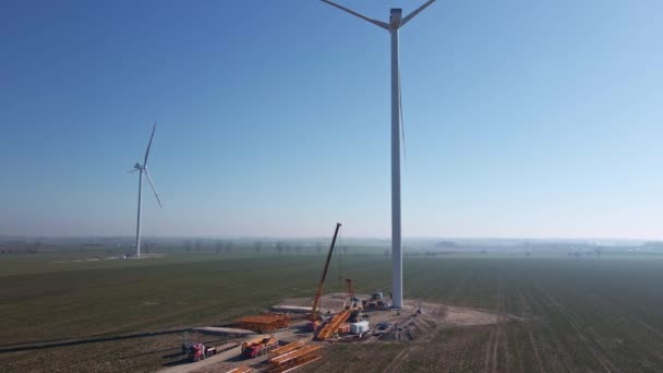 Staveniště v blízkosti větrné elektrárny, Instalace generátoru větru — Stock video