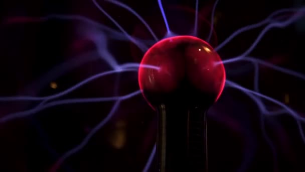 Plasmabal met energiestralen op donkere achtergrond — Stockvideo