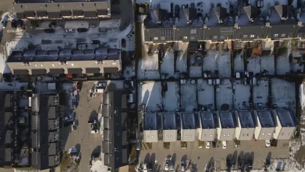 Vista aérea da pequena cidade europeia com moderno bairro residencial subúrbio — Vídeo de Stock
