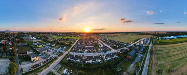Barrio suburbano en la ciudad de Europa, vista aérea —  Fotos de Stock
