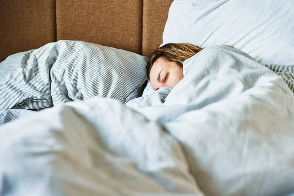 Mujer durmiendo en la cama — Foto de Stock