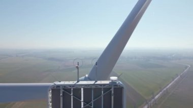 Kırsal bölgedeki yel değirmeni türbini, rüzgar enerjisi ve yenilenebilir enerji kavramının havadan görüntüsü