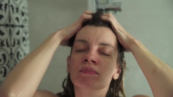 Žena Stojící Pod Sprchou Koupelně Myje Vlasy Šamponem — Stock video