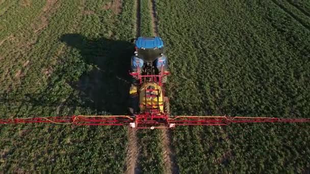 Tracteur Agricole Pulvérisation Fertiliser Pesticide Sur Champ Agricole Pour Une — Video