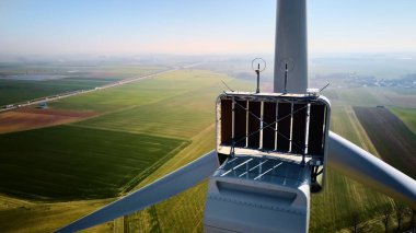 Kırsal bölgedeki yel değirmeni türbini, rüzgar enerjisi ve yenilenebilir enerji kavramının havadan görüntüsü