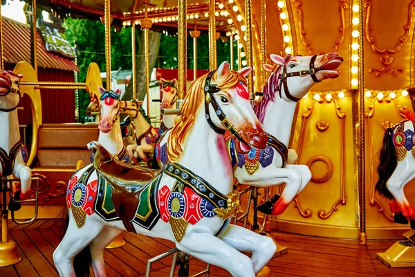 遊園地でカラフルな馬とカルーセル メリーゴーランド馬と一緒に