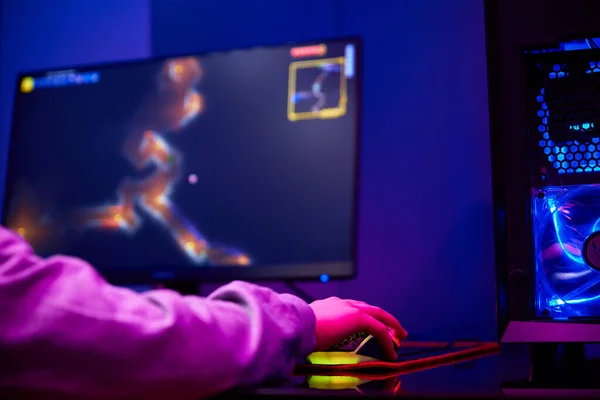 Menino Adolescente Jogar Jogo Computador Quarto Escuro Use Teclado Mecânico — Fotografia de Stock